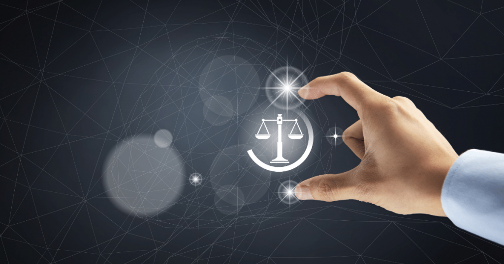Imagem de uma mão segurando a balança da justiça referente a adequação da LGPD