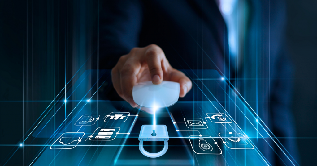 Mão mexendo em um mouse em uma tela interativa