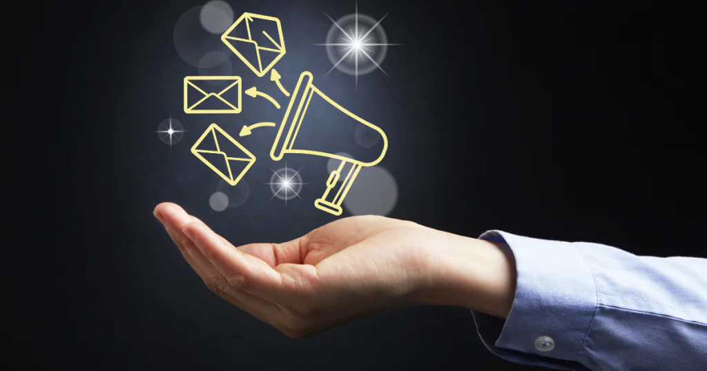 capa mão com figura de megafone em cima