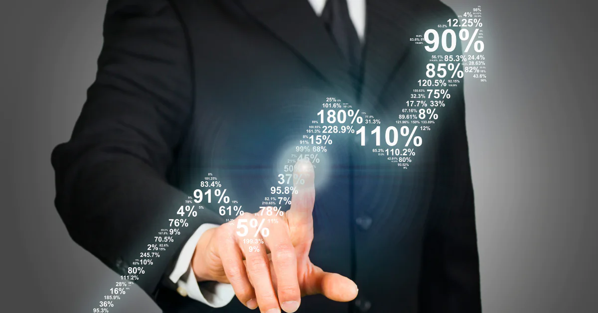 mão clicando na tela a sua frente e um gráfico crescente. Remete a melhoria de gestão.