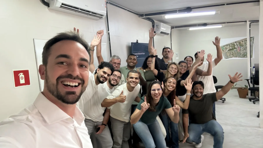 Turma comemorando ao final de um treinamento presencial